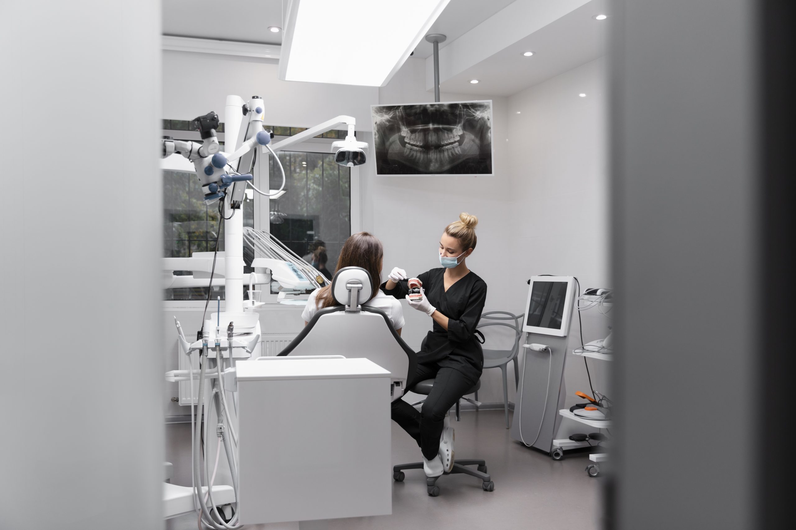 dentista de tiro completo con paciente scaled