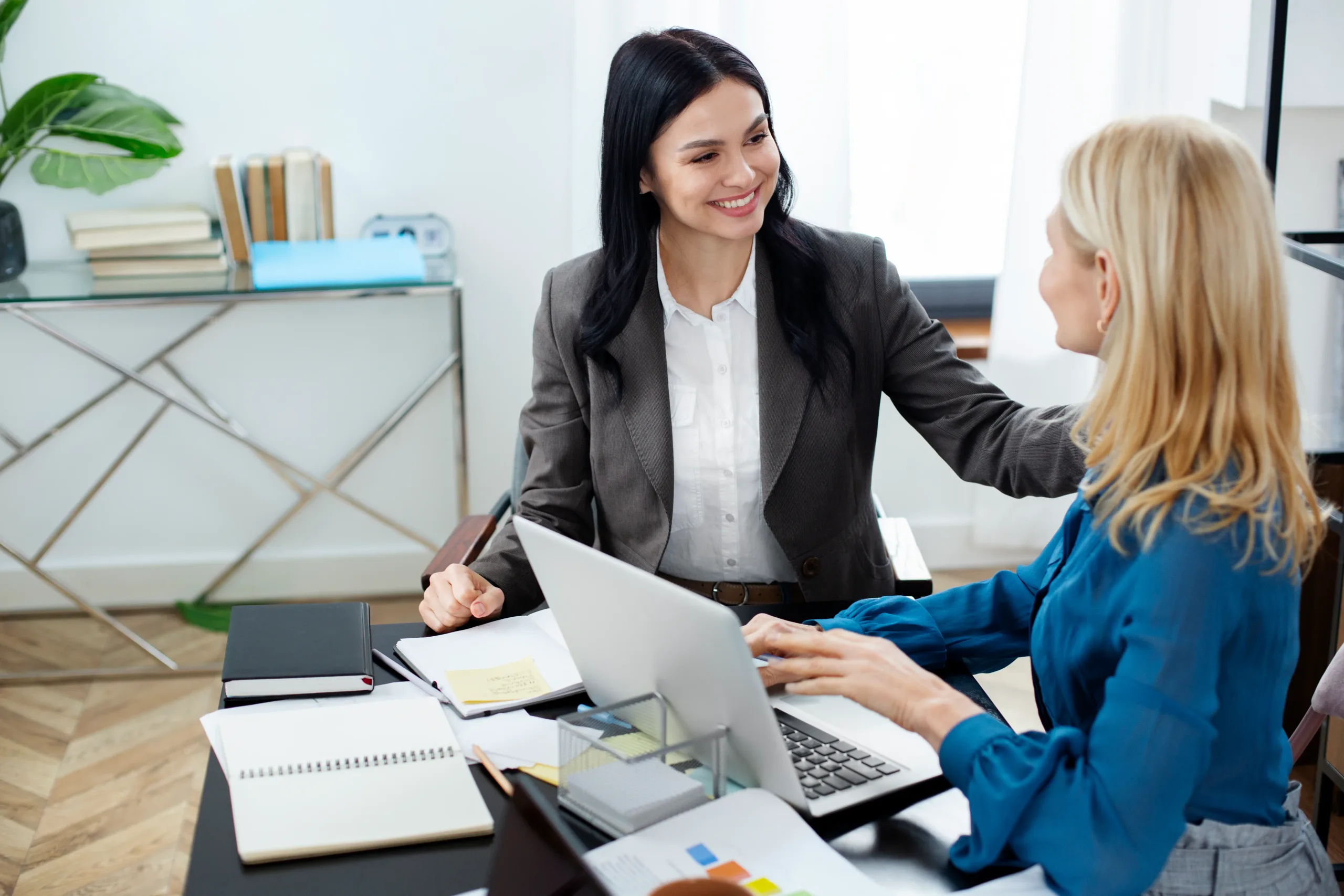 mujeres sonrientes de tiro medio trabajando juntas scaled