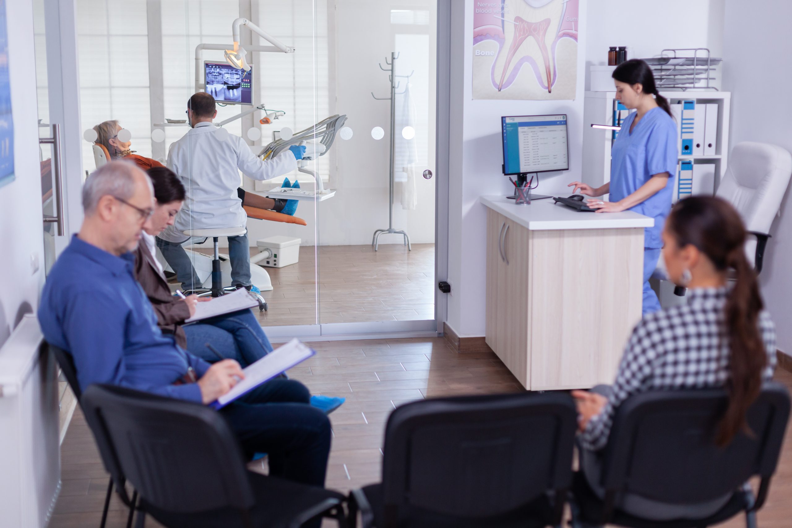 sala de espera de estomatologia abarrotada con personas que llenan el formulario para consulta dental scaled sala de espera de estomatologia abarrotada con personas que llenan el formulario para consulta dental scaled